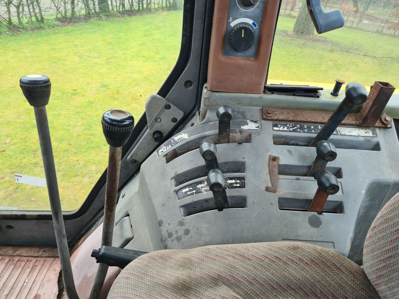 Renault TX 85.14 trekker met fronthef en hefmast.