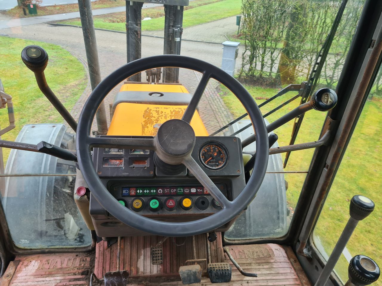 Renault TX 85.14 trekker met fronthef en hefmast.