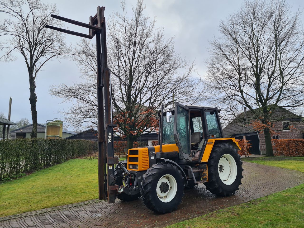 Renault TX 85.14 trekker met fronthef en hefmast.