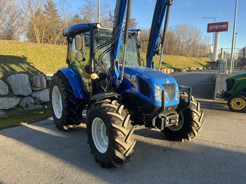 New Holland T 4.75 mit Frontlader