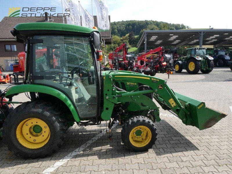 John Deere 3038R mit FL 320R + Schneeschild etc.