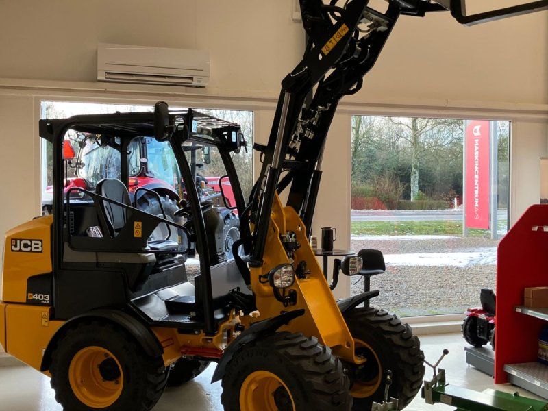 JCB 403 Plus Agri med JST skovl og pallegaffel