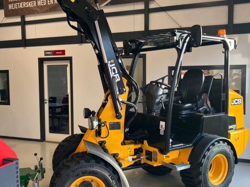 JCB 403 Plus Agri med JST skovl og pallegaffel