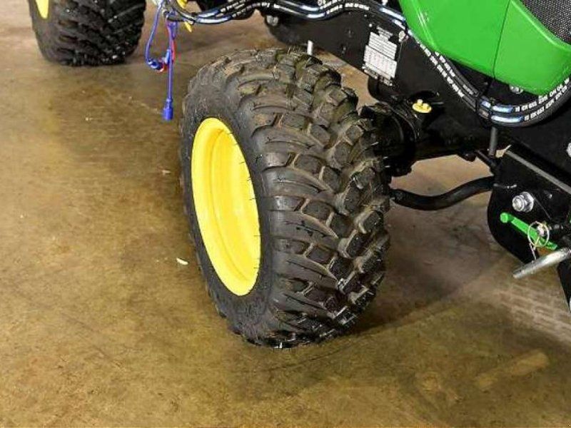 John Deere 1026R TRAKTOR