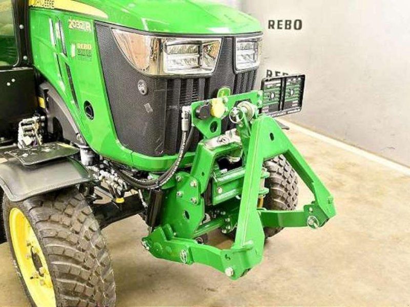John Deere 2032R TRAKTOR