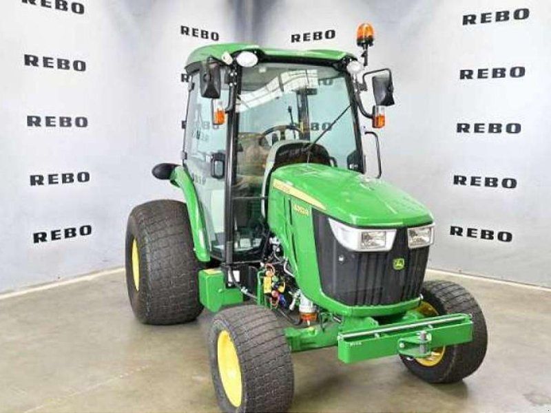 John Deere 4052R TRAKTOR