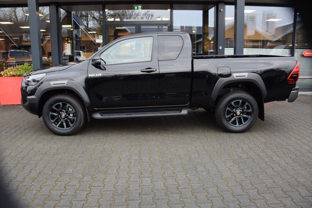 Toyota Hilux 2.8 D-4D X-TRA CAB INVINCIBLE A/T VAN