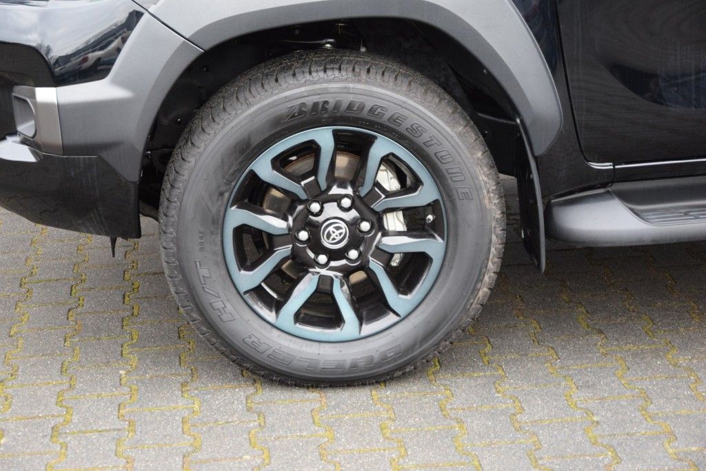 Toyota Hilux 2.8 D-4D X-TRA CAB INVINCIBLE A/T VAN