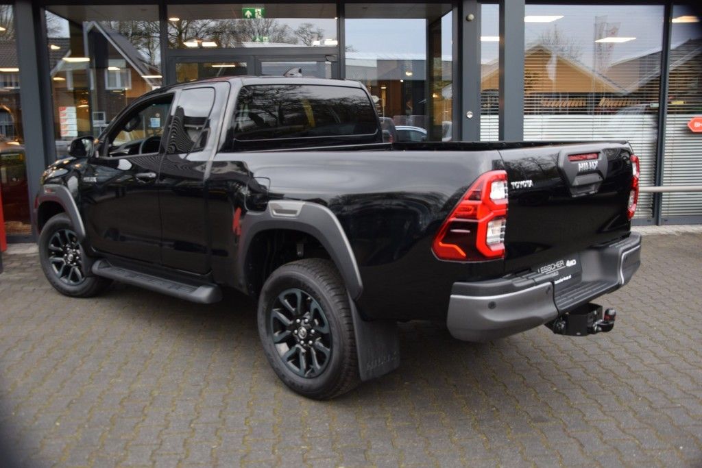 Toyota Hilux 2.8 D-4D X-TRA CAB INVINCIBLE A/T VAN