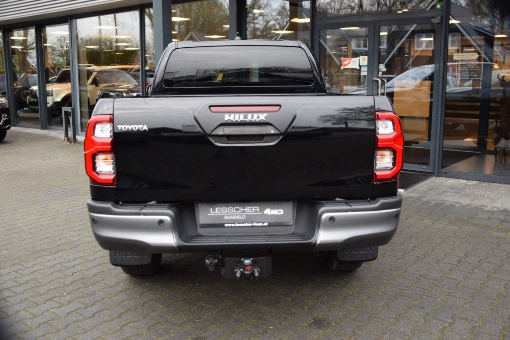 Toyota Hilux 2.8 D-4D X-TRA CAB INVINCIBLE A/T VAN