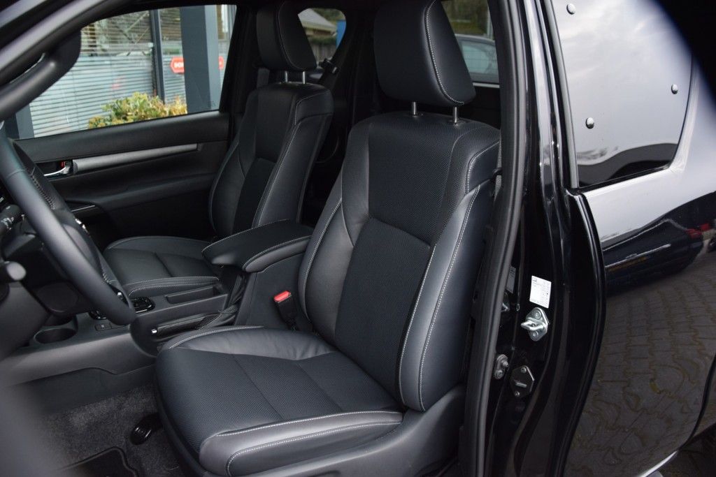 Toyota Hilux 2.8 D-4D X-TRA CAB INVINCIBLE A/T VAN