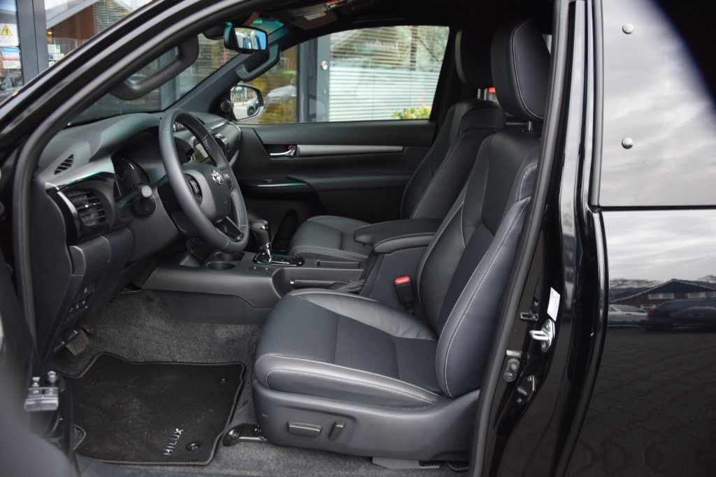 Toyota Hilux 2.8 D-4D X-TRA CAB INVINCIBLE A/T VAN