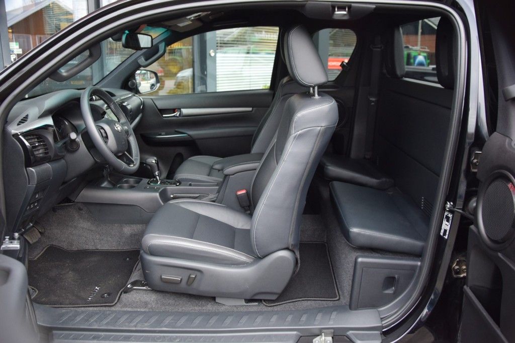 Toyota Hilux 2.8 D-4D X-TRA CAB INVINCIBLE A/T VAN