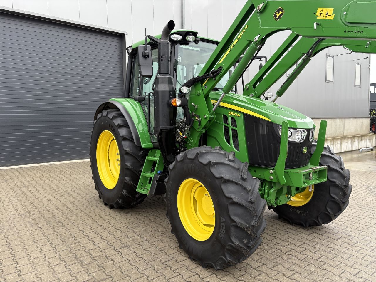 John Deere 6100M met 603R voorlader