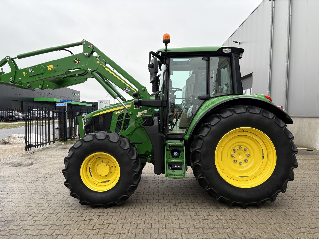 John Deere 6100M met 603R voorlader