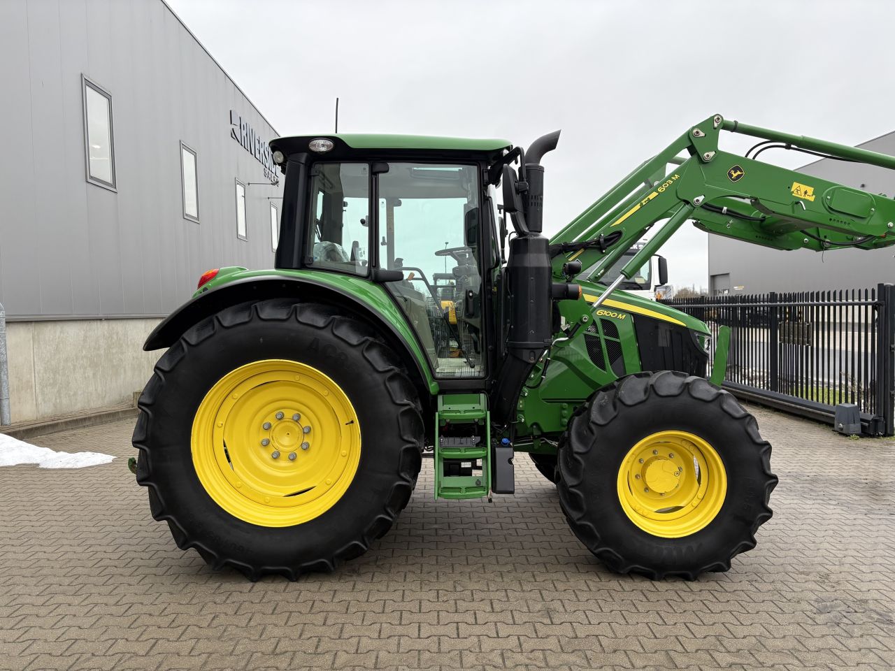 John Deere 6100M met 603R voorlader