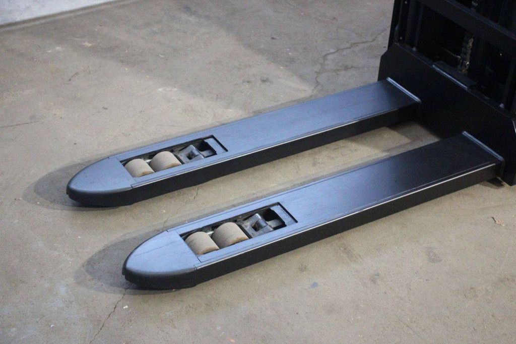 Toyota SWE200D Electric Stacker 2000kg 1.7m 2020