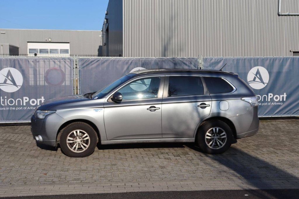 SUV Mitsubishi Outlander PHEV Hybrid 2014 (Margin)