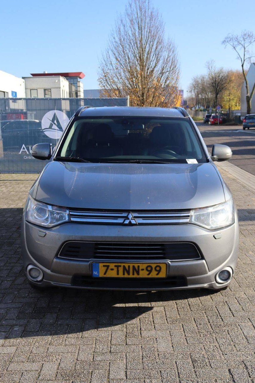 SUV Mitsubishi Outlander PHEV Hybrid 2014 (Margin)
