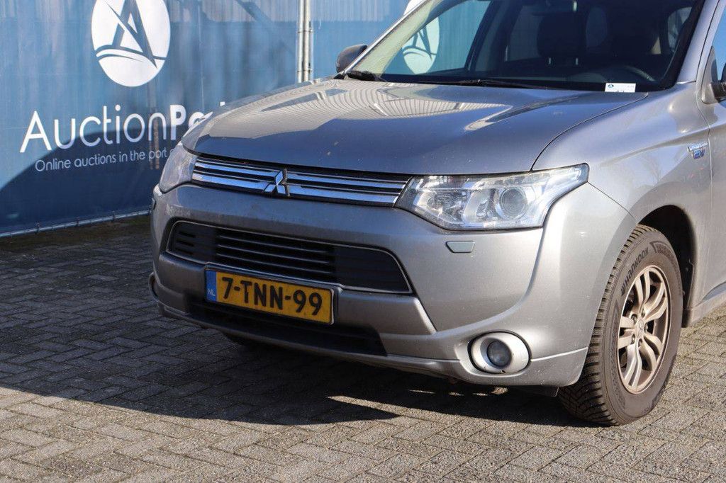 SUV Mitsubishi Outlander PHEV Hybrid 2014 (Margin)