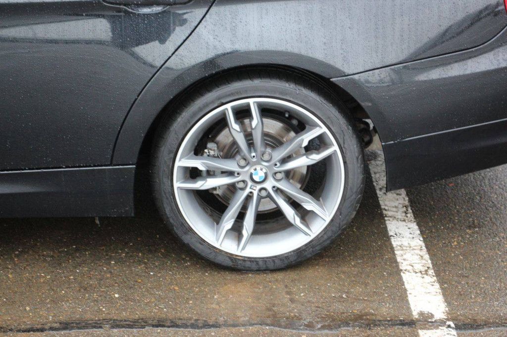 Passenger car BMW 320i High Executive Petrol 125kW 2010 (Margin)