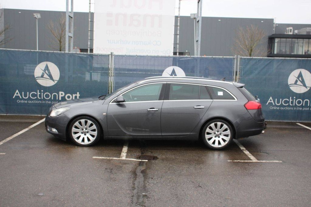 Station wagon Opel INSIGNIA SPORTS TOURER Petrol 260 hp 2010