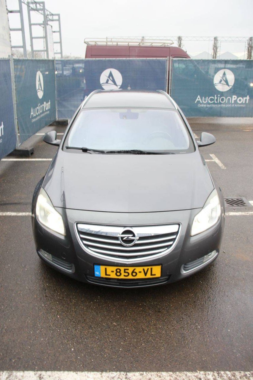 Station wagon Opel INSIGNIA SPORTS TOURER Petrol 260 hp 2010