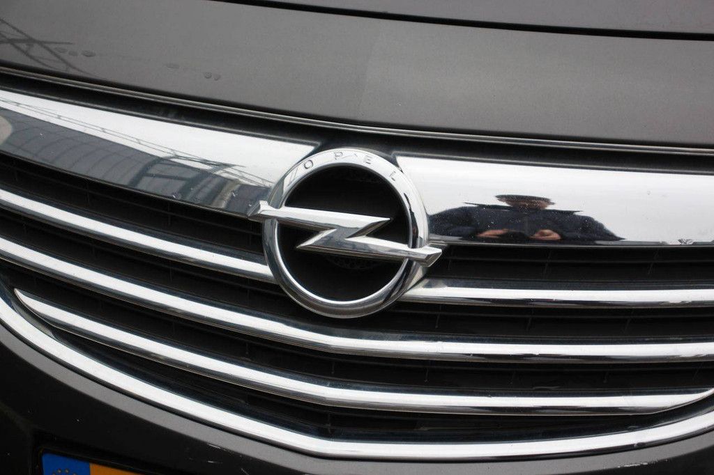 Station wagon Opel INSIGNIA SPORTS TOURER Petrol 260 hp 2010