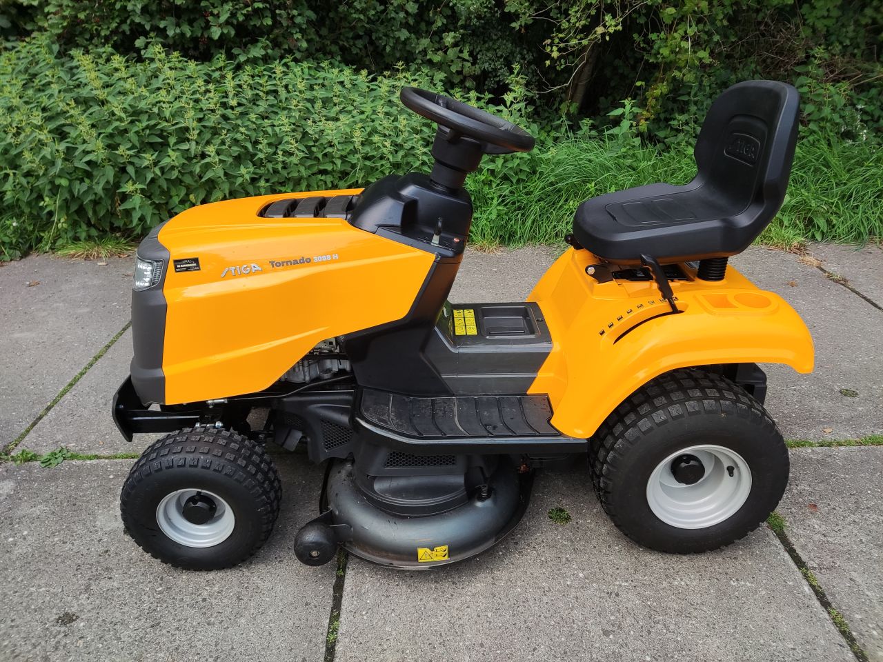 STIGA zitmaaier (type Tornado 3098H) met STIGA veegmachine!!