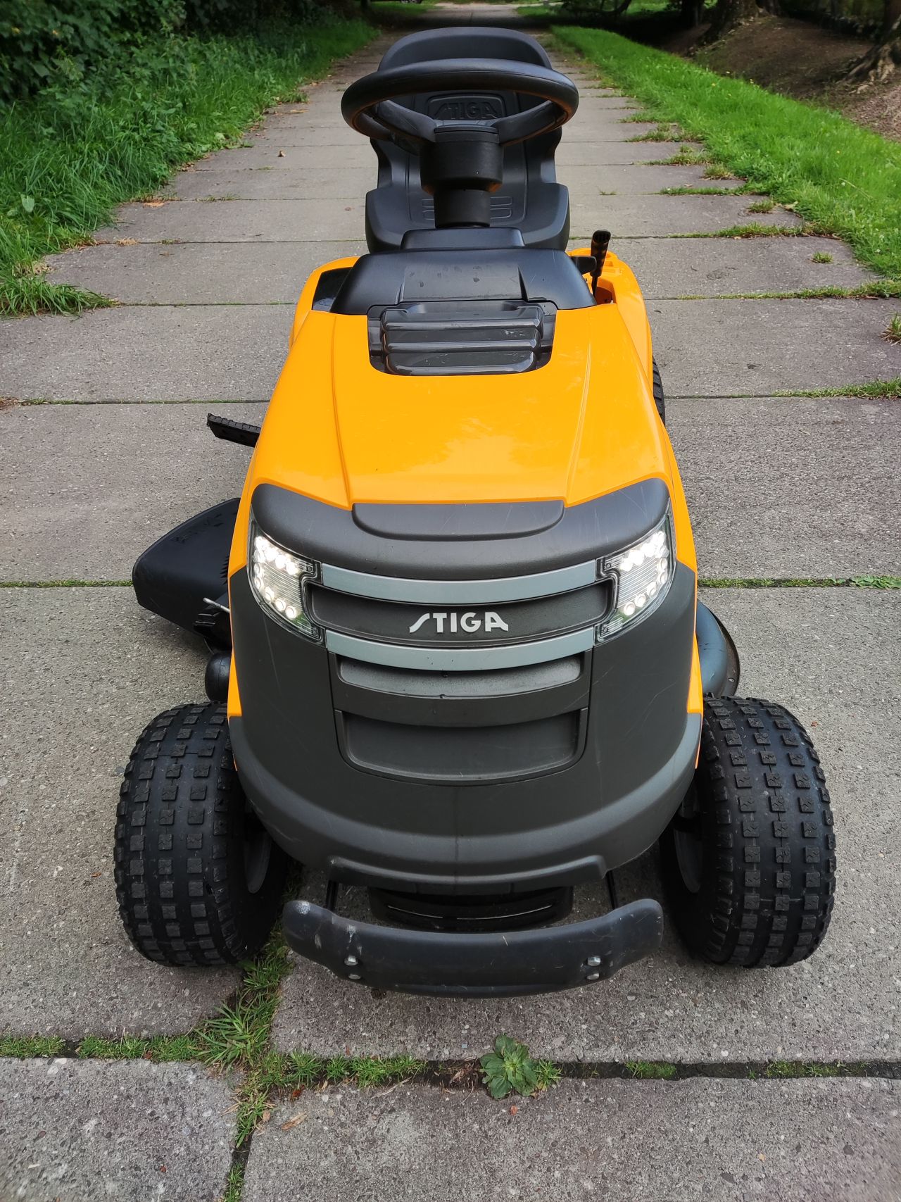 STIGA zitmaaier (type Tornado 3098H) met STIGA veegmachine!!