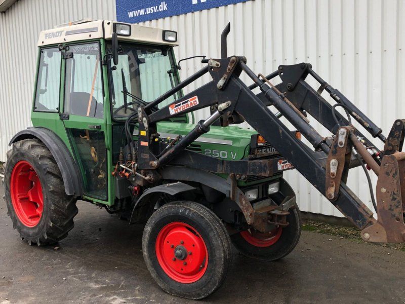 Fendt 250V Med Frontlæsser. Få timer