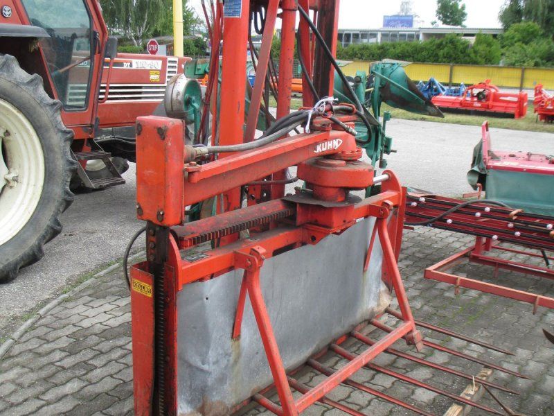 Kuhn 1201 mit Hubgerüst