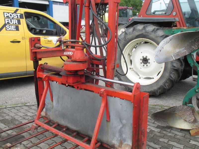 Kuhn 1201 mit Hubgerüst
