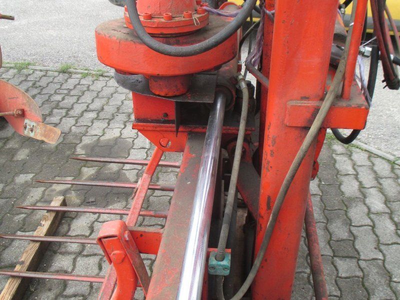 Kuhn 1201 mit Hubgerüst