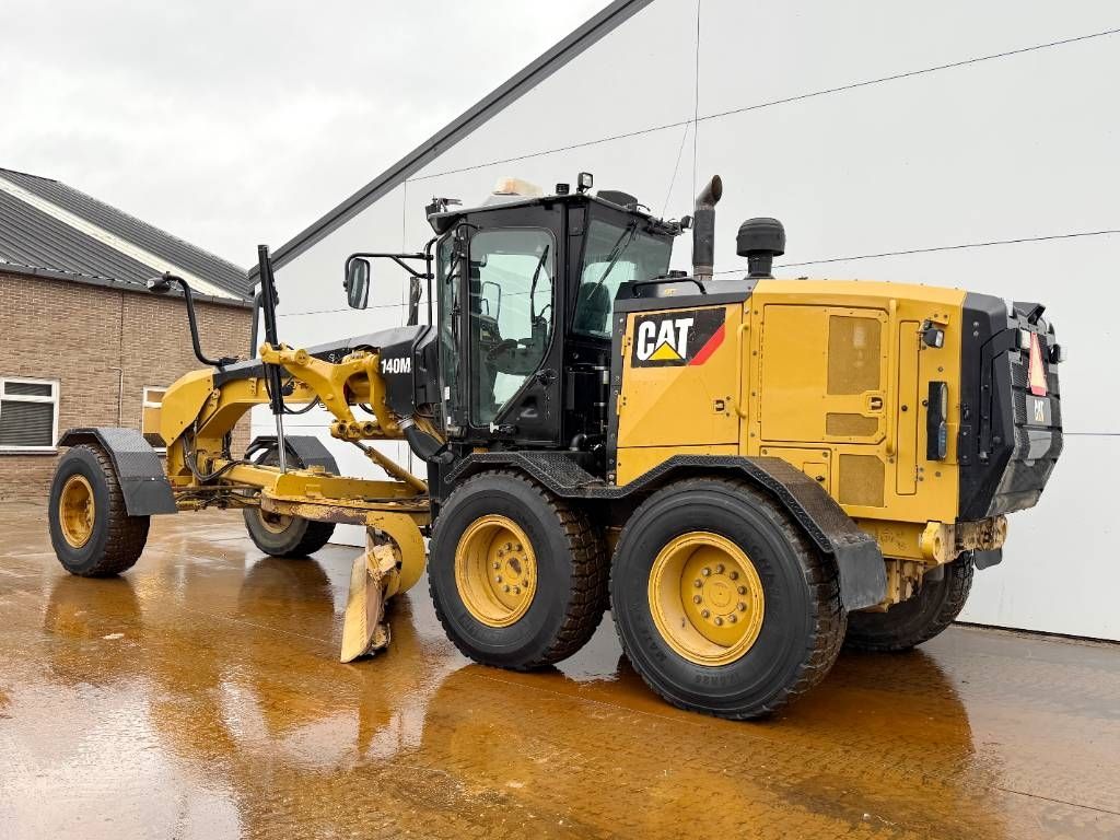 CAT 140M3 - Joysticks / 4.88m Blade / Camera