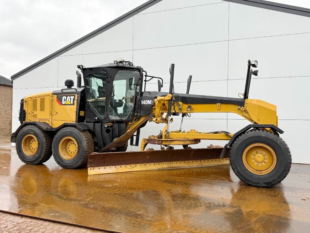 CAT 140M3 - Joysticks / 4.88m Blade / Camera