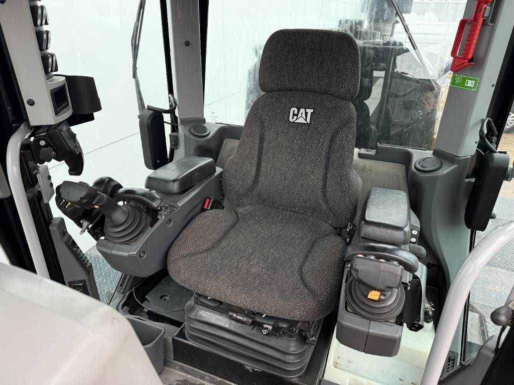 CAT 140M3 - Joysticks / 4.88m Blade / Camera