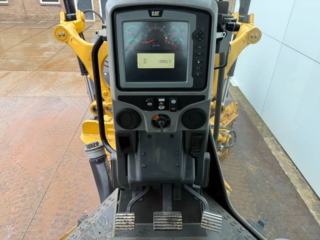 CAT 140M3 - Joysticks / 4.88m Blade / Camera