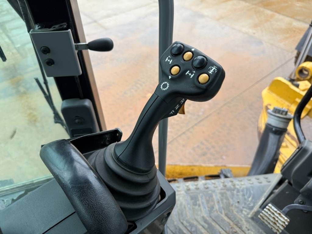 CAT 140M3 - Joysticks / 4.88m Blade / Camera