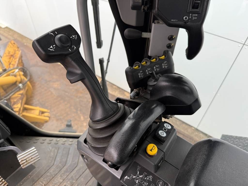 CAT 140M3 - Joysticks / 4.88m Blade / Camera