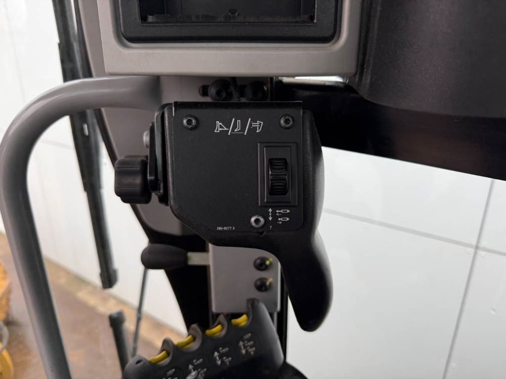 CAT 140M3 - Joysticks / 4.88m Blade / Camera