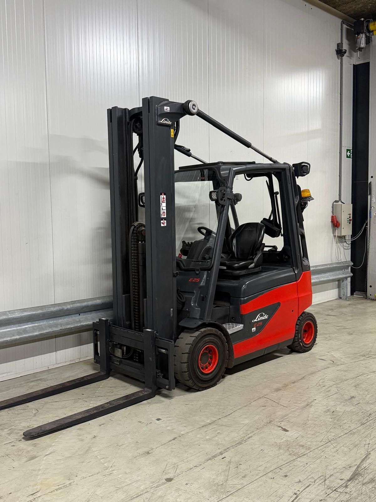 Linde E25-02 BJ 2019 hh 5630 1359 uur ACCU van 2021.