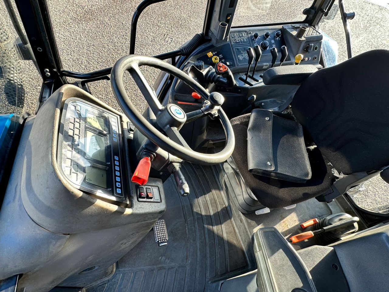 TE KOOP: zeer nette NEW HOLLAND 8360