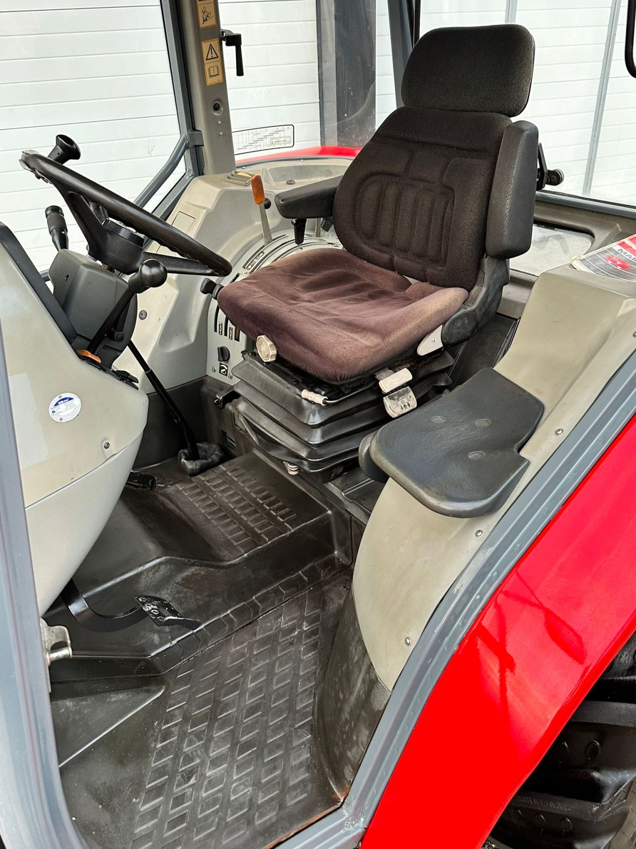 TE KOOP: zeer nette MASSEY FERGUSON 4215