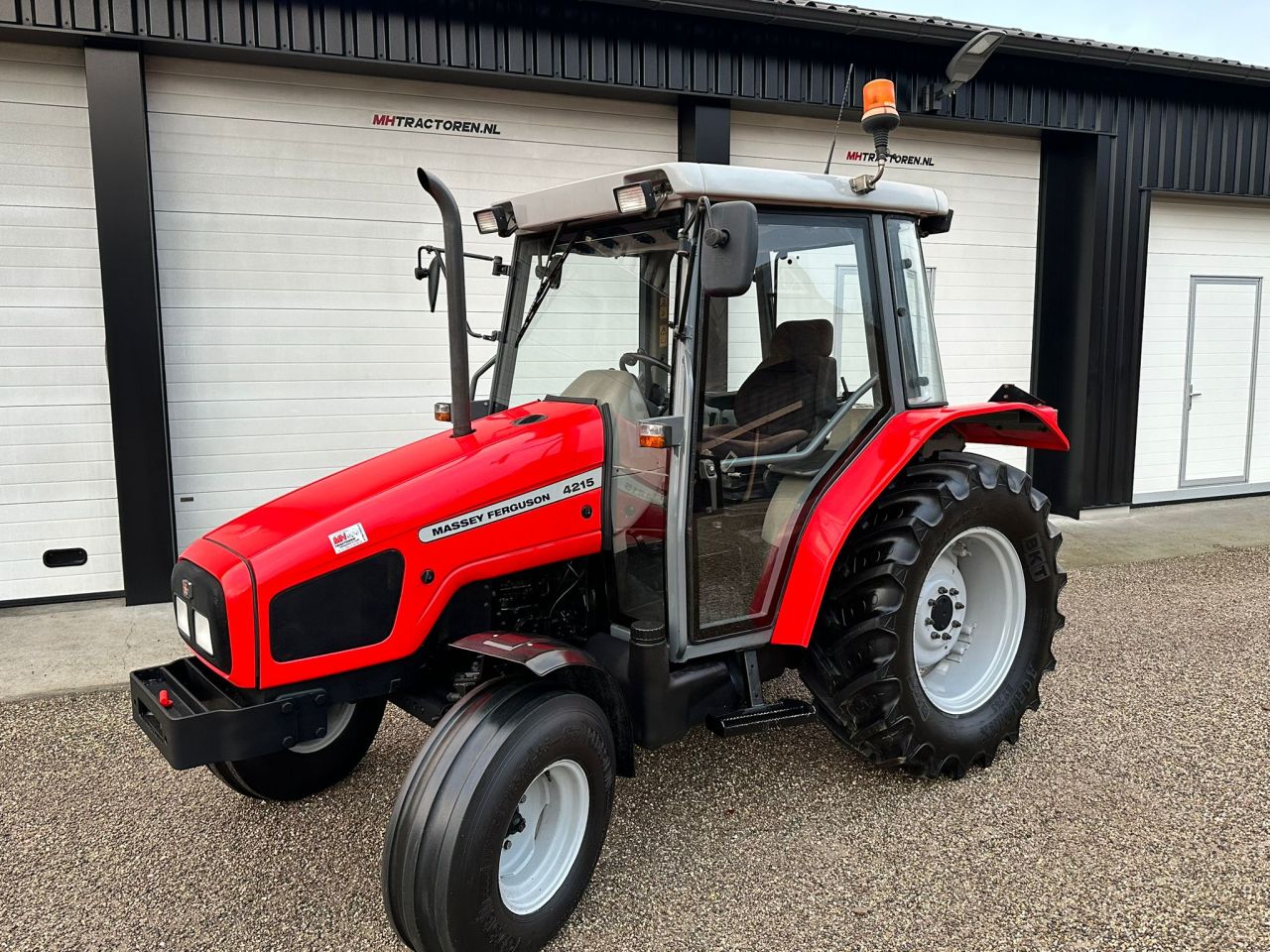 TE KOOP: zeer nette MASSEY FERGUSON 4215