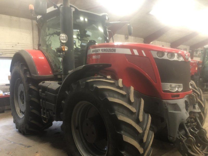 Massey Ferguson 8690.