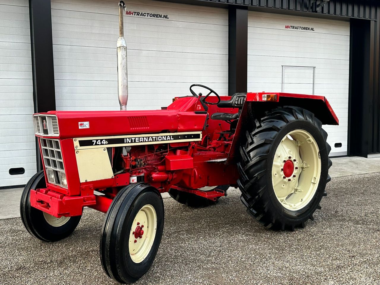 TE KOOP: zeer nette Mc.CORMICK 744