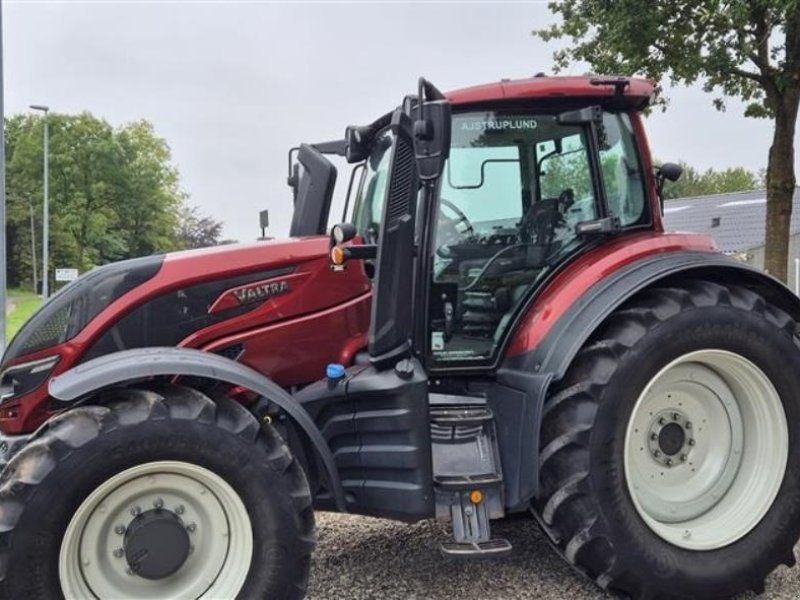 Valtra T214V