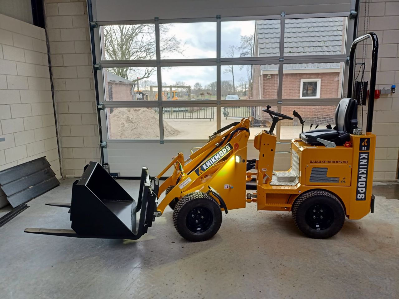 Knikmops 85 shovel wiellader weegt 820kg