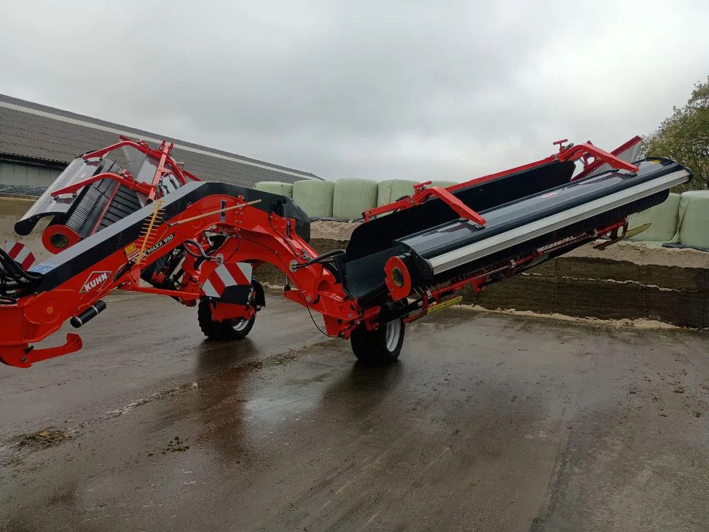 Kuhn MERGE MAXX 950 Bandenhark